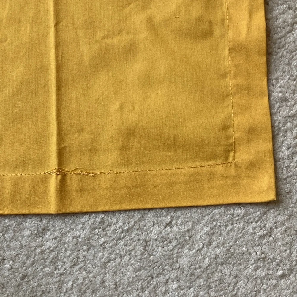 Williams Sonoma Outlet 20x20” 4 yellow napkins